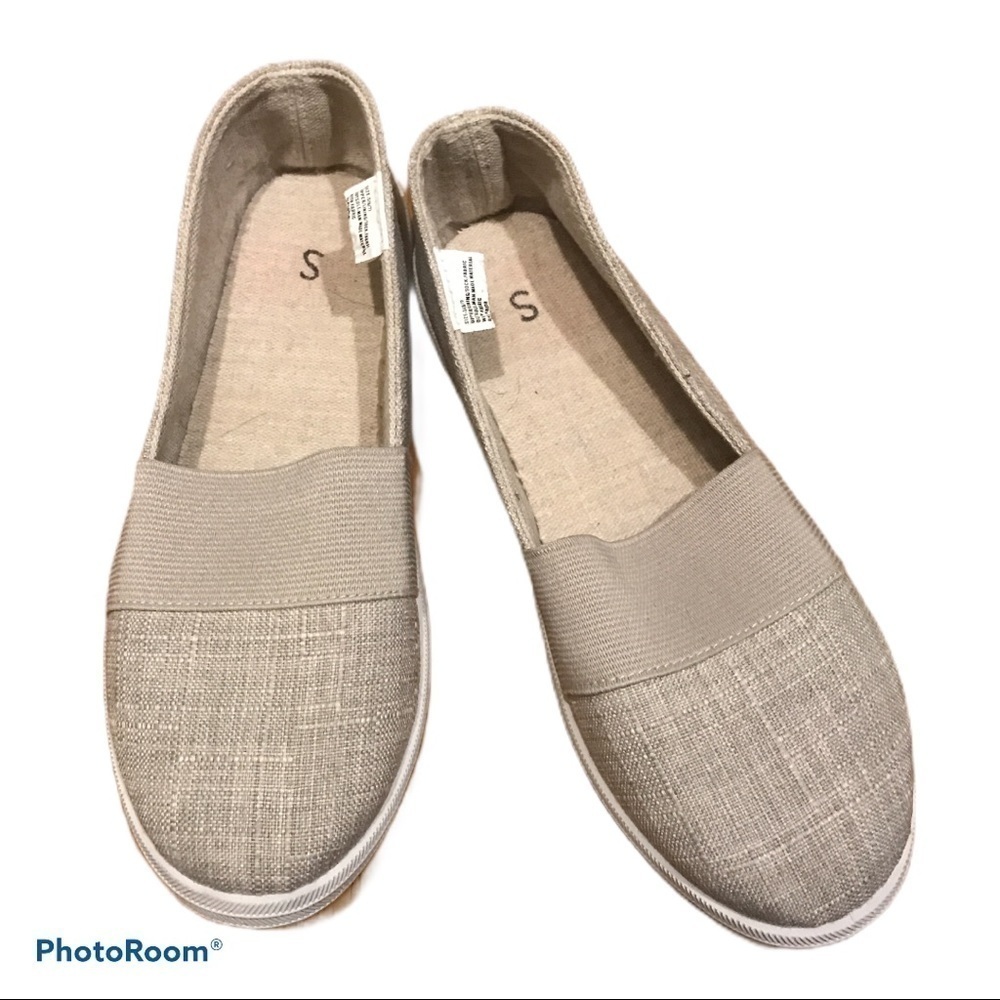 Cute canvas slip on shoes size small 6-7 - Picture 2 of 3